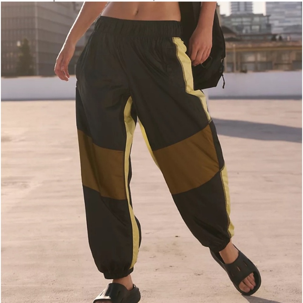 ♥️… FP MOVEMENT IN THE STARS COLOR BLOCK POCKETS PANTS